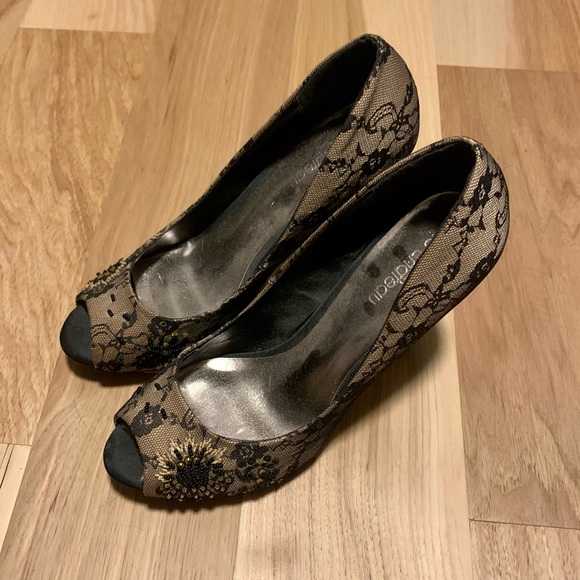 Black lace over gold high heels with special details! - Picture 2 of 3